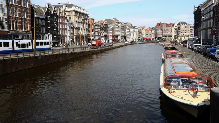 Amsterdã proibiu navios de cruzeiro de atracar no centro da cidade